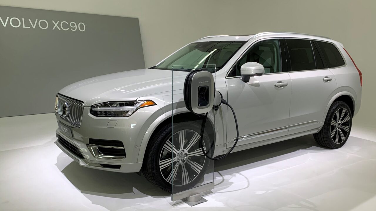 Volvo XC90 Recharge T8 Plugged in_0